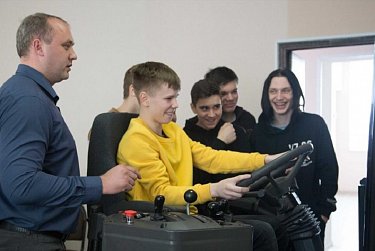 За рулем экскаватора и самосвала